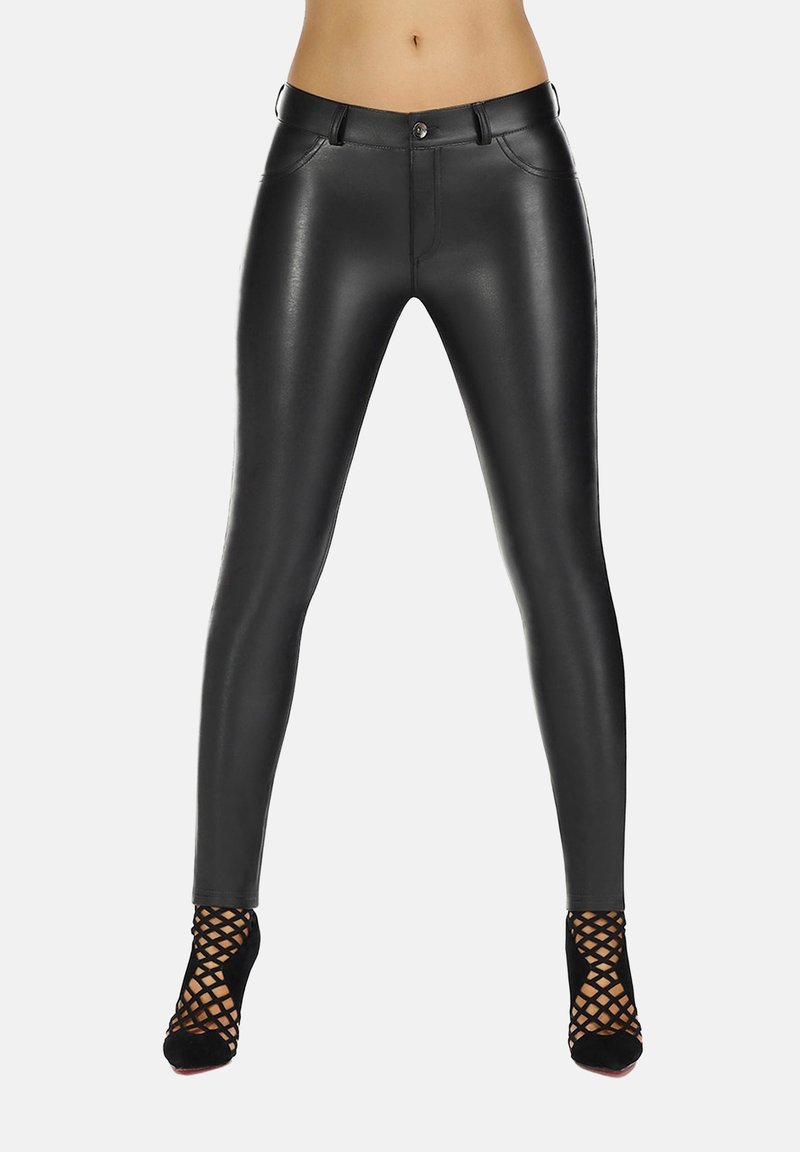 Czarne legginsy z eko skóry o gładkiej fakturze, dopasowanym kroju i średnim stanie. Wykończone z przodu guzikiem i ozdobne kieszenie.