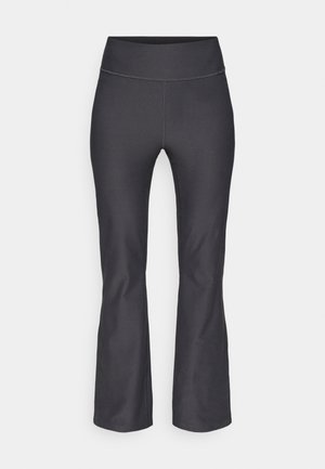 Μαύρο, ελαστικό παντελόνι με καμπάνα, φαρδύ ζωνάρι και ομαλή υφή. Διαθέτει διακριτικές ραφές κατά μήκος των αρμών.