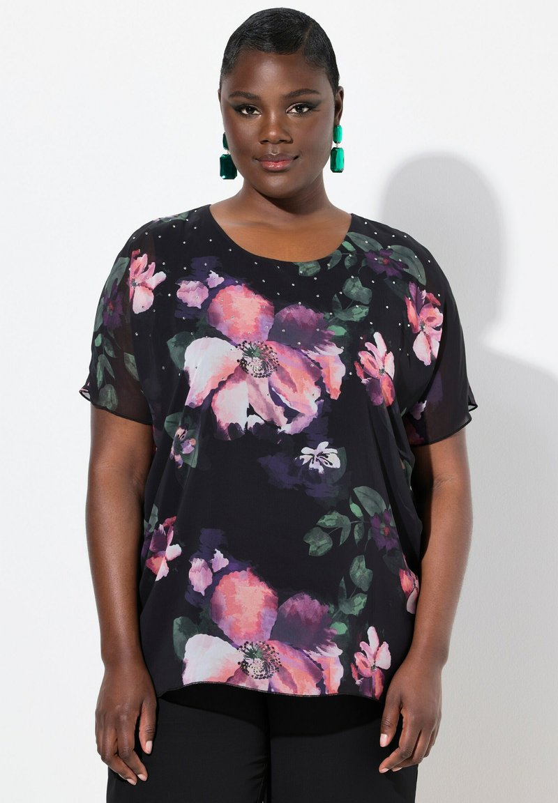 Top nero con stampa floreale in rosa e verde, maniche corte, scollo rotondo e decorazioni. Tessuto morbido con un design fluido.