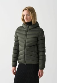 Olivově zelená péřová bunda s kapucí, která má vodorovný prošívaný design, přední zip a žebrované manžety.