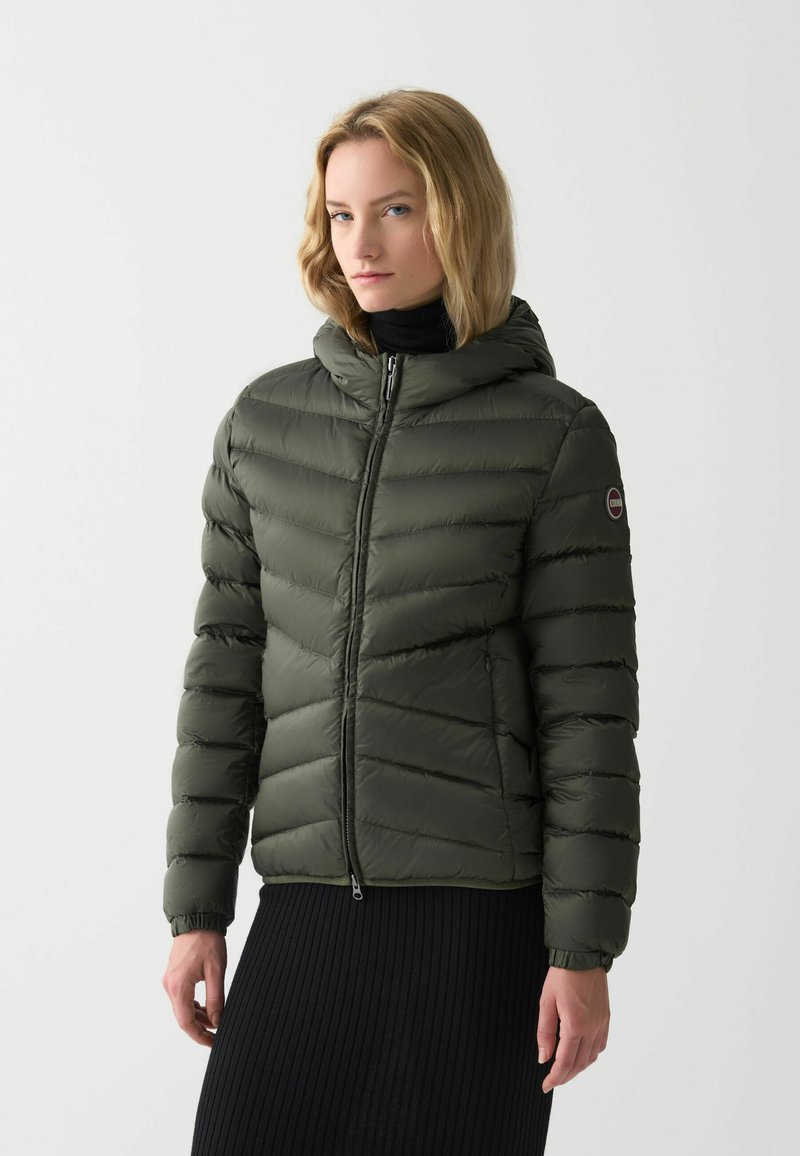 Olivově zelená péřová bunda s kapucí, která má vodorovný prošívaný design, přední zip a žebrované manžety.
