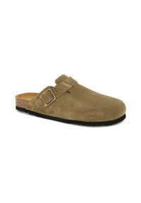 Mocassin en daim marron à enfiler avec une semelle en liège, semelle en caoutchouc noire et une sangle ajustable avec une boucle en métal sur le côté.