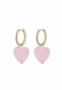Gyldna hoopörhängen med en rosa hjärtformad charm, med en texturerad yta och glittrande detaljer.