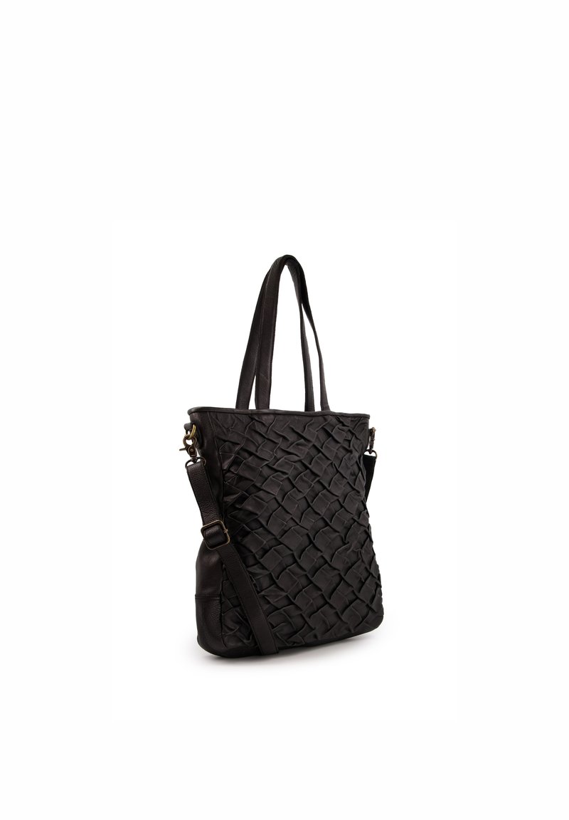 Czarna torba na ramię z plecionej skóry, z dwoma długimi uchwytami i regulowanym paskiem. Teksturowany wzór na powierzchni dodaje głębi i detali.