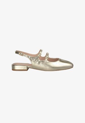Chaussure slingback dorée métallique avec un talon plat, un bout arrondi, deux brides ajustables sur le cou-de-pied et une finition lisse et texturée.
