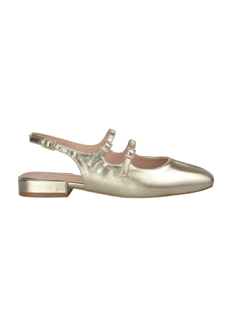 Chaussure slingback dorée métallique avec un talon plat, un bout arrondi, deux brides ajustables sur le cou-de-pied et une finition lisse et texturée.