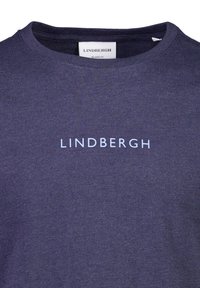 Camiseta de algodón azul marino con cuello redondo, que presenta la palabra "LINDBERGH" impresa en azul claro en el pecho. Corte holgado.