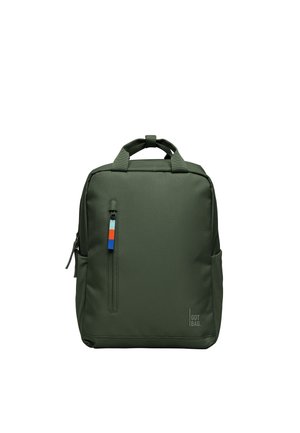 Dunkelgrüner rechteckiger Rucksack mit oberen Griffen, einer vertikalen Frontreißverschlusstasche mit mehrfarbigem Zipper und "GOT BAG" Logo unten rechts.