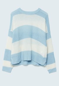 Pull en tricot à larges rayures horizontales bleu clair et blanc, col rond, manches longues, poignets et ourlet côtelés.