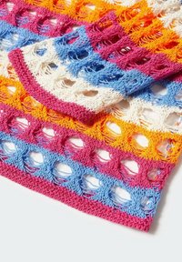 Tissu en crochet coloré avec un motif de trous ouverts. Rayures ondulées en rose, bleu, orange et crème. Texture douce et matériau léger.