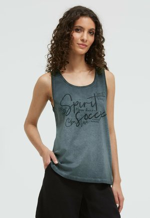 Soccx, SOCCX TOP INSIDE OIL DYED MIT LOGO PRINT - Top - green shadow
