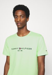 Tommy Hilfiger TOMMY LOGO TEE - T-shirt estampada - green