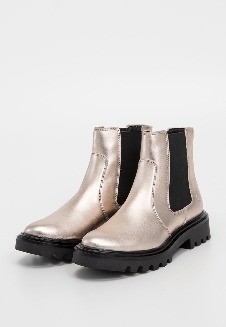 Metallisch goldene Chelsea-Stiefel mit elastischen Seitenpanelen, einer abgerundeten Zehe und einer klobigen schwarzen Sohle mit strukturiertem Halt.