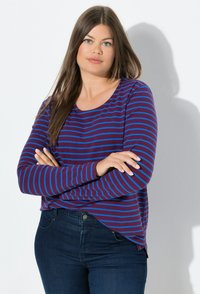 T-shirt à manches longues de couleur violet foncé avec des rayures horizontales bleues. Matière douce, encolure ronde, coupe décontractée et fentes sur les côtés à l'ourlet.