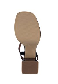 Czarne lakierowane sandały na brązowym słupku. Posiadają teksturowaną gumową podeszwę z poziomymi liniami oraz regulowany pasek. Rozmiar 37.