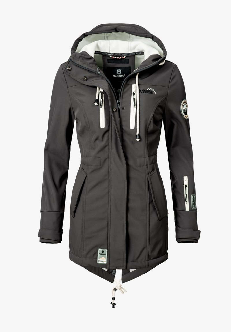 Veste softshell noire avec capuche, ornée de accents blancs sur la fermeture éclair, les poches et la bordure à cordon. Patch logo sur la manche. Matière imperméable.