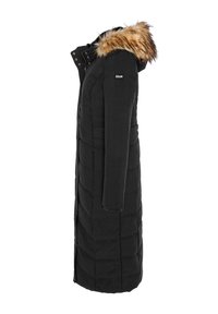 Czarny długi płaszcz o pikowanej strukturze, wyposażony w odpinany kaptur z sztucznego futra, boczne kieszenie oraz metalowe zatrzaski.