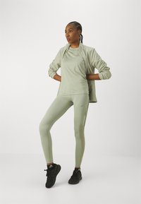 ASICS CORE TOP - Camiseta deportiva - olive grey