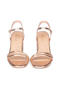 Roségoldene offene Schuhe mit zwei dünnen Riemen und einem Blockabsatz. Verfügt über einen Schnallenverschluss und eine glatte, metallische Oberfläche.