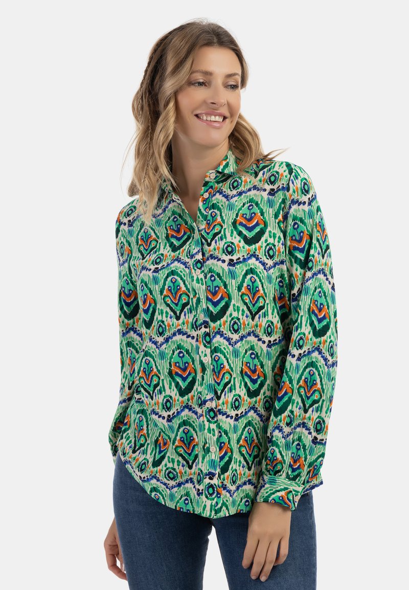 Žalia raštuota marškiniai su mygtukais, kuriuose yra sudėtingi mėlynai-oranžiniai raštai, klasikinio apykaklės ir ilgomis rankovėmis, pagaminti iš lengvos medžiagos.