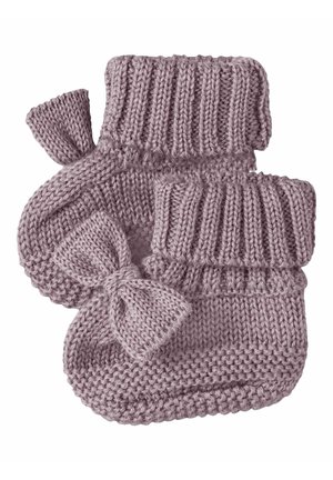 Moufles tricotées en mauve clair doux, avec des poignets côtelés et un accent de nœud. La texture est épaisse et confortable avec un motif tricoté grossier.