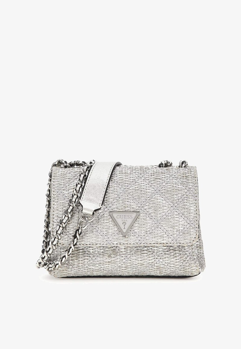 Borsa a tracolla argento con logo triangolare, tracolla a catena e chiusura a scatto. Presenta un design intrecciato e dettagli metallici.