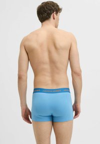 Kék pamut boxer alsók, amelyek szoros illeszkedéssel rendelkeznek, narancssárga "JACK & JONES" felirattal ellátott elasztikus derékrésszel. Egyszerű dizájn, puha tapintás.