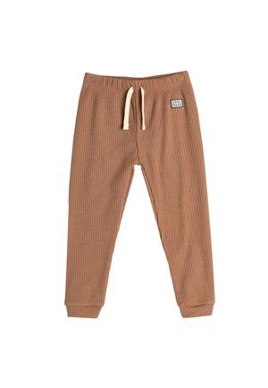 Pantalones de chándal marrón con texturizado de canalé, con cintura ajustable por cordón, piernas estrechas y un pequeño parche de la marca en la parte delantera. Textura de tela suave.