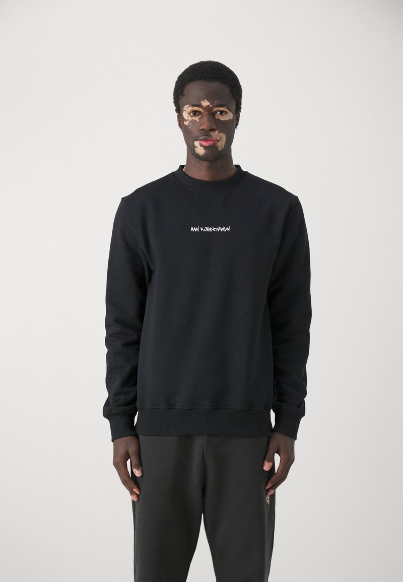 Han Kjøbenhavn - GRAPHIC FONT REGULAR CREWNECK UNISEX - Mikina - black, Zvětšit