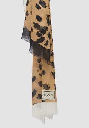 Sjaal met luipaardprint in tinten van bruin en zwart, met franjes aan de randen en een wit label met zwarte tekst onderaan.