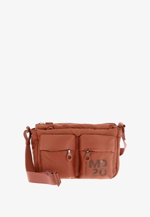 Sac bandoulière matelassé de couleur rouille avec deux poches avant, fermeture éclair, sangle réglable et détail logo sur le côté. Texture lisse.