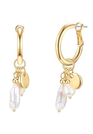 Goldene Creolenohrringe mit unregelmäßig geformten weißen Perlen, kleinen goldenen Scheiben und Perlenakzenten, mit einer glänzenden Oberfläche und einem Klappverschluss.