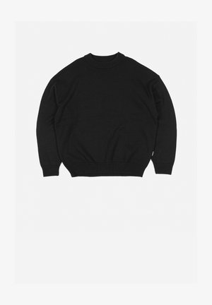 Melnas, adītas džemperis ar garām piedurknēm, ribinātu apkakli un aproces, kā arī brīvu piegriezumu. Iezīmējas ar gludu faktūru un bez redzamām rakstmūzām.