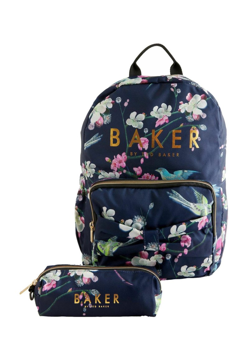 Rucsac floral din material bleumarin cu logo-ul auriu "BAKER", având flori roz și albe și un pencil case asortat cu fermoar.