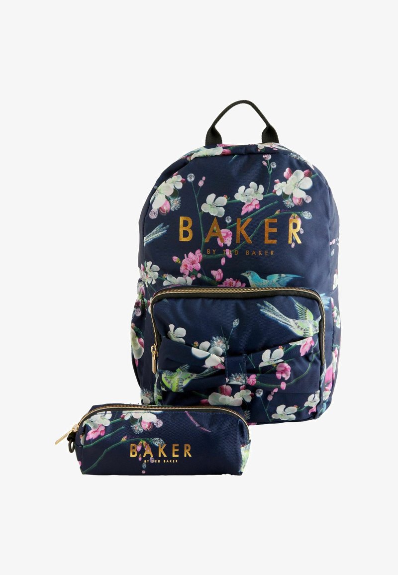 Mochila floral de tela azul marino con el logo dorado "BAKER", que presenta flores en tonos rosa y blanco, y un estuche de lápices a juego con cremallera.