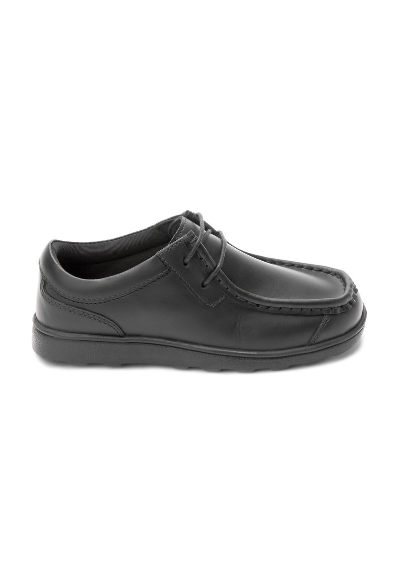 Chaussure en cuir noir avec une finition lisse, bout arrondi, design à lacets et des détails cousus le long du bord supérieur. Semelle en caoutchouc plate.