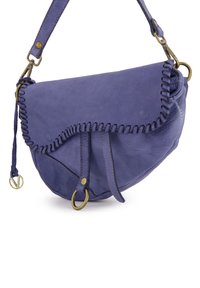 Lila Lederhandtasche mit halbkreisförmigem Design, handgenähten Details, verstellbarem Schultergurt und verzierten Messingbeschlägen.