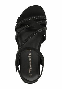 Sandalo nero con cinturini intrecciati, soletta imbottita e suola piatta. Presenta motivi intricati lungo i bordi delle cinghie.