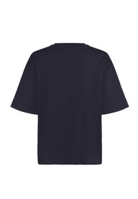 Sötétkék rövid ujjú póló, széles, laza szabással, kerek nyakkal és sima textúrával. Varrás nélküli hát rész, látható fém alkatrészek vagy díszítések nélkül.