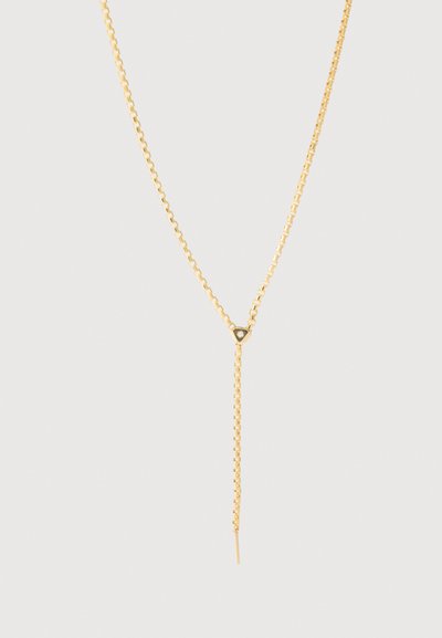 Χρυσή αλυσίδα λαιμού με τετράγωνα κλειδώματα και κρεμαστό κόσμημα που διαθέτει τριγωνική λεπτομέρεια. Λείο υφή και απλός σχεδιασμός.