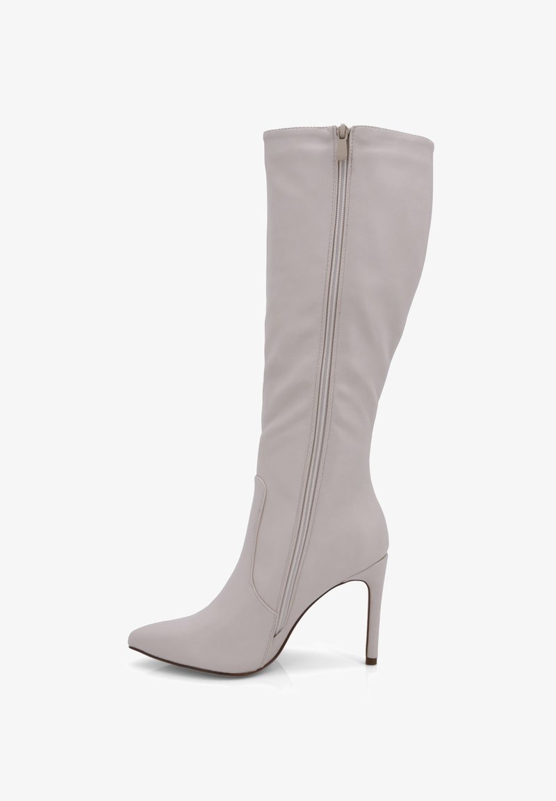 Bota de cuero color beige hasta la rodilla con punta afilada, tacón alto tipo stiletto y cierre de cremallera en la parte trasera; textura suave con un detallado mínimo.