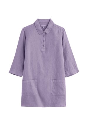 Tunika lilla chiaro con collo, tre bottoni frontali, maniche a gomito e due tasche applicate frontali su sfondo bianco.