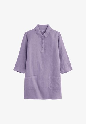 Tunika lilla chiaro con collo, tre bottoni frontali, maniche a gomito e due tasche applicate frontali su sfondo bianco.