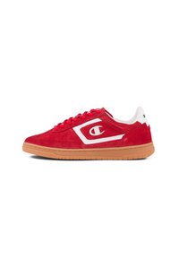 Sneaker in suede rosso con accenti bianchi e suola in gomma beige. Caratterizzato da lacci piatti e un logo di lato. Design classico a collo basso.