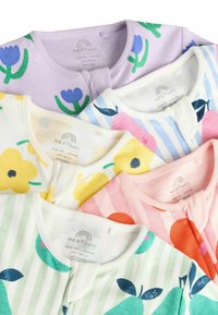 Neli beebiriiet pehmest kangast. Värvid: lavendel, valge lilledega, roheline triibuline ja roosa puuviljamustriga. Omab ümmargusi kaeluseid.