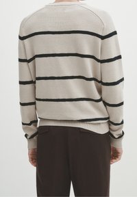 Beige Pullover mit schwarzen horizontalen Streifen, aus Strickmaterial, mit gerippten Bündchen und Saum, runden Halsausschnitt und lockerer Passform.