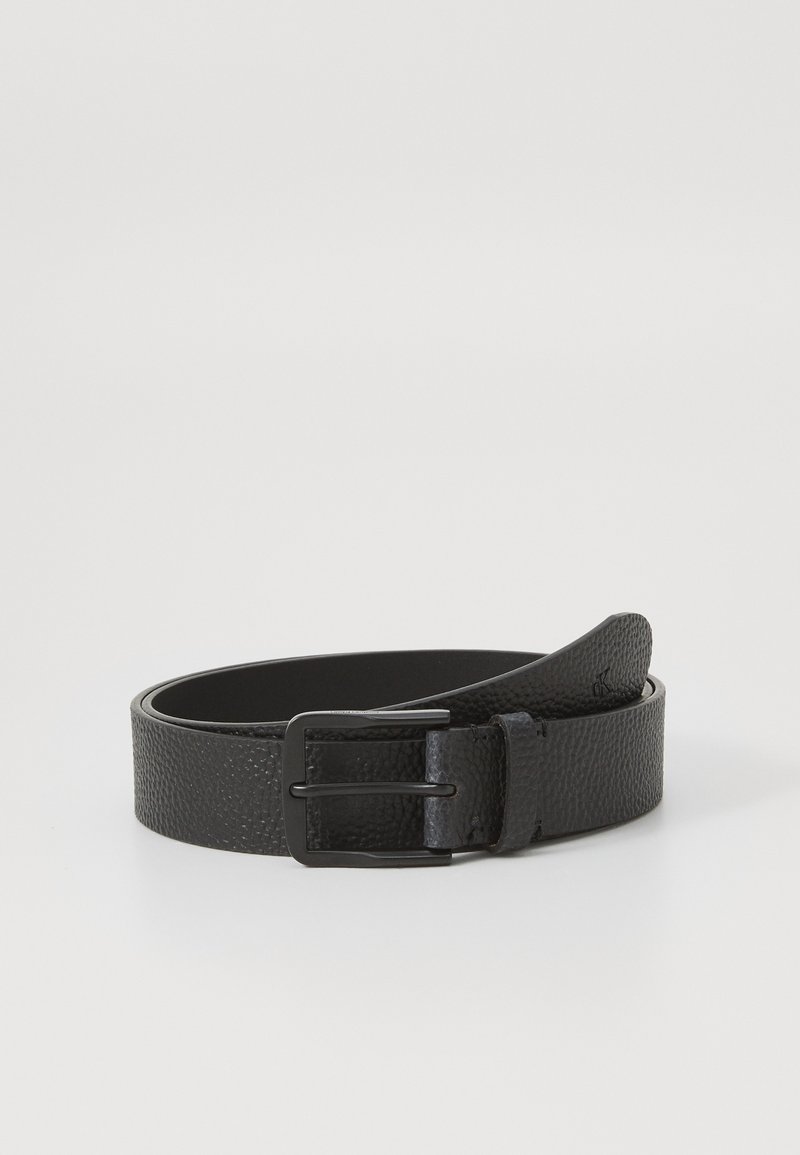 Schwarzer Leder Gürtel mit strukturiertem Finish, ausgestattet mit einer eleganten Metallschnalle und klassischer Form. Höchste Funktionalität mit robuster Verarbeitung.