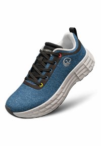 Baskets en tissu bleu avec accents noirs, design à lacets, semelle blanche texturée avec adhérence et œillets multicolores.