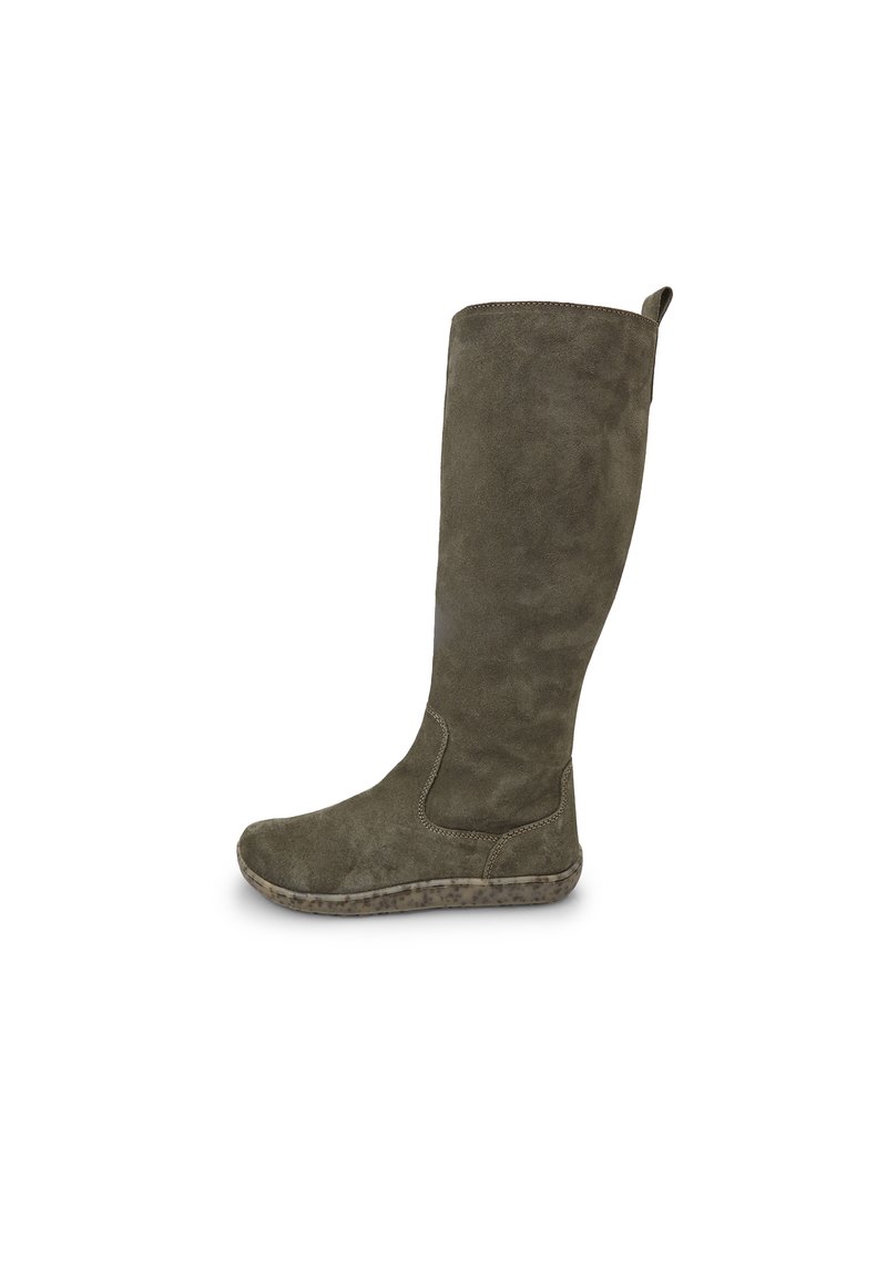 Stivale in suede verde oliva fino al ginocchio con una superficie liscia e punta arrotondata. Presenta una suola in gomma flessibile con un motivo maculato.