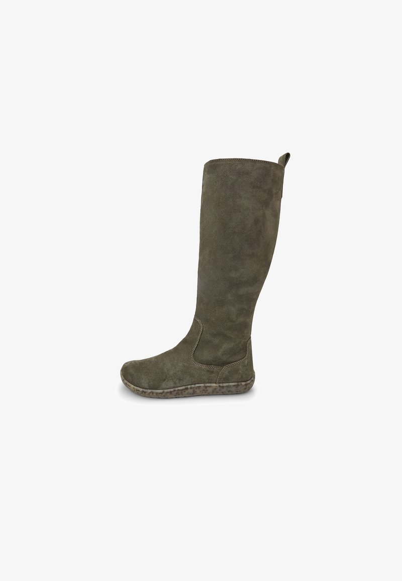 Stivale in suede verde oliva fino al ginocchio con una superficie liscia e punta arrotondata. Presenta una suola in gomma flessibile con un motivo maculato.
